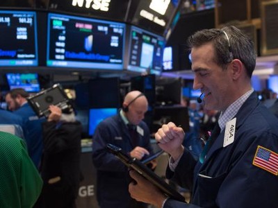 Chứng khoán đồng loạt khởi sắc, giá vàng đảo chiều giảm